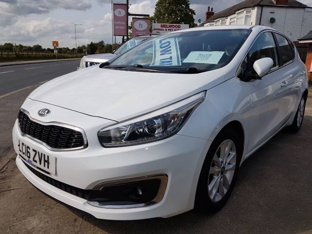Kia Ceed 1.6 CRDi ISG 2 5dr Hatchback Diesel White